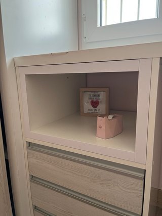 Escritorio blanco de madera con tocador y luz