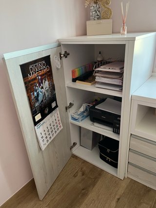 Escritorio blanco de madera con tocador y luz