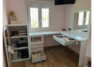 Escritorio blanco de madera con tocador y luz