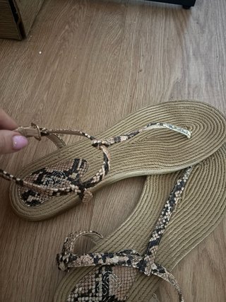 Sandalias planas con estampado de serpiente