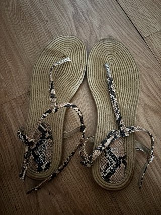 Sandalias planas con estampado de serpiente