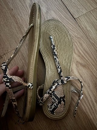Sandalias planas con estampado de serpiente