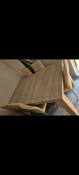Mesa de comedor de madera,se abre y va sin sillas.