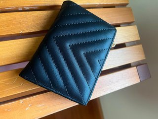 Cartera de cuero sintético negro