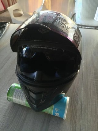 Casco de moto integral con visera iridiscente.