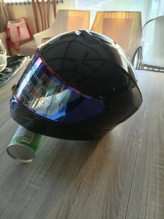 Casco de moto integral con visera iridiscente.