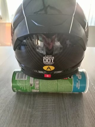Casco de moto integral con visera iridiscente.