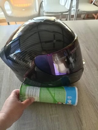 Casco de moto integral con visera iridiscente.
