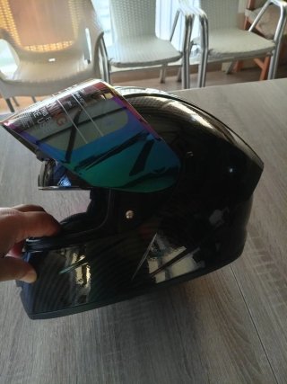 Casco de moto integral con visera iridiscente.
