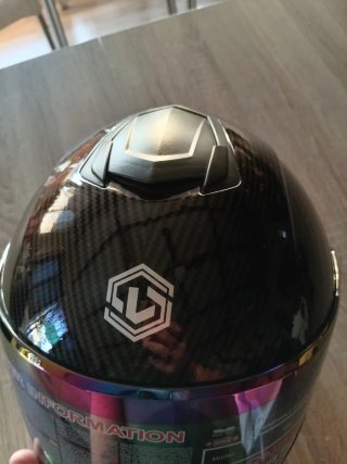 Casco de moto integral con visera iridiscente.