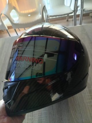 Casco de moto integral con visera iridiscente.