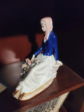 Figura porcelana vintage mujer flores