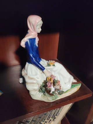 Figura porcelana vintage mujer flores