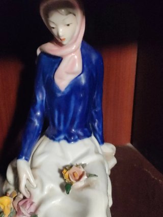 Figura porcelana vintage mujer flores