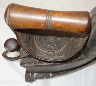 Plancha de carbón antigua con soporte