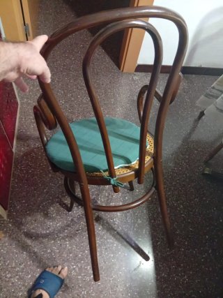 Silla antigua madera con asiento verde