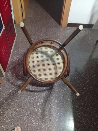 Silla antigua madera con asiento verde