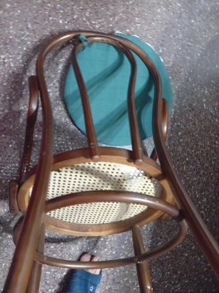 Silla antigua madera con asiento verde