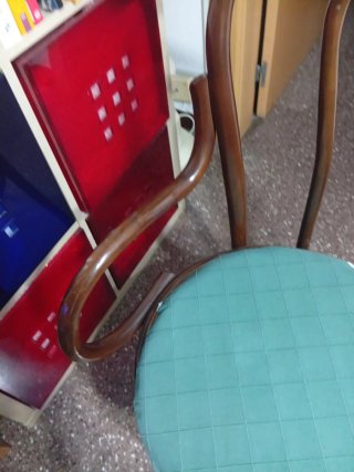 Silla antigua madera con asiento verde