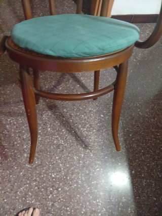 Silla antigua madera con asiento verde