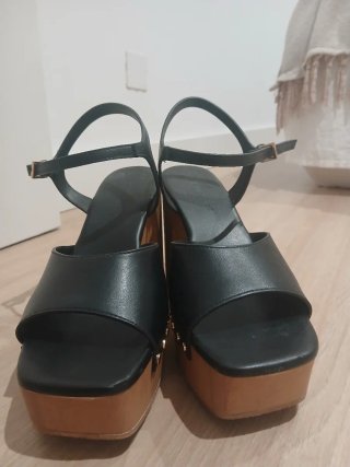 Zapatos de tacón plataforma madera.