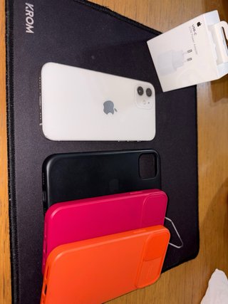 iPhone 12 Blanco 64GB + Cargador y 3 Fundas