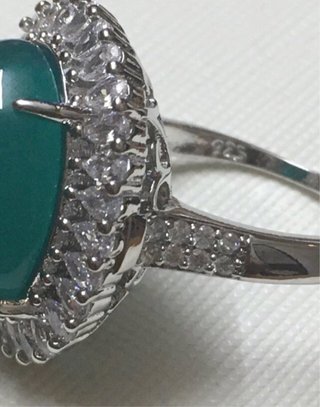 Anillo de Plata con Piedra Verde