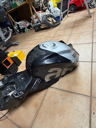 Depósito Aprilia RSV4 RF con protección carbono