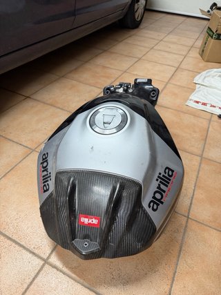 Depósito Aprilia RSV4 RF con protección carbono