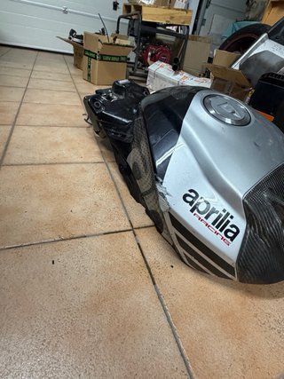 Depósito Aprilia RSV4 RF con protección carbono