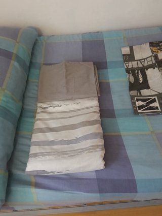 Literas metálicas con colchones y almohadas