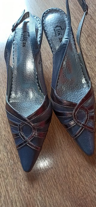 Zapatos de fiesta. Gris-plata. T-38. A estrenar.