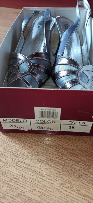 Zapatos de fiesta. Gris-plata. T-38. A estrenar.