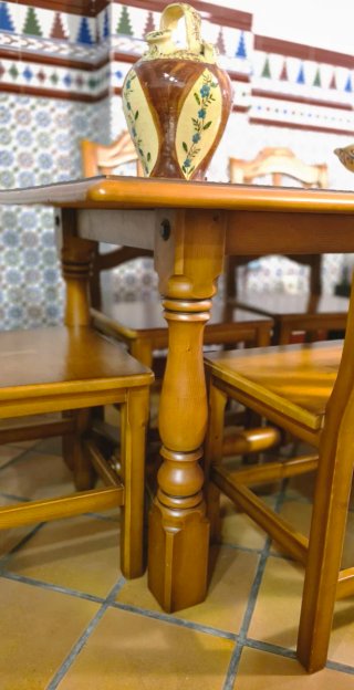 2 Conjuntos mesas y 12 sillas madera. Y2 taburetes