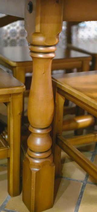 2 Conjuntos mesas y 12 sillas madera. Y2 taburetes