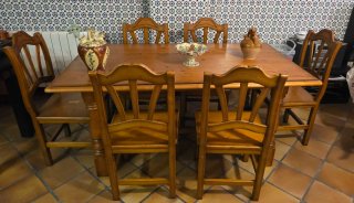 2 Conjuntos mesas y 12 sillas madera. Y2 taburetes