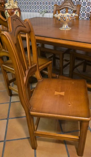 2 Conjuntos mesas y 12 sillas madera. Y2 taburetes