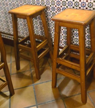 2 Conjuntos mesas y 12 sillas madera. Y2 taburetes