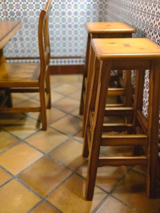 2 Conjuntos mesas y 12 sillas madera. Y2 taburetes