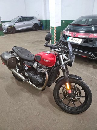 Triumph street twin 900 Negra/Roja