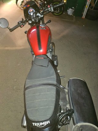 Triumph street twin 900 Negra/Roja
