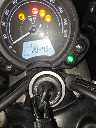 Triumph street twin 900 Negra/Roja