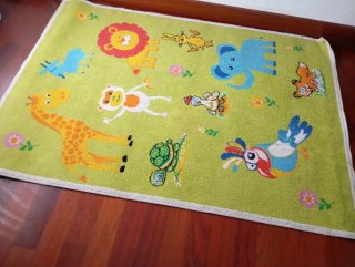 Alfombra infantil de tela con animales