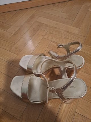 Sandalias doradas tacón ancho y plataforma