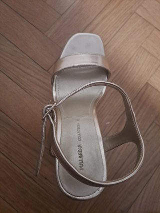 Sandalias doradas tacón ancho y plataforma