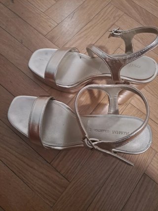 Sandalias doradas tacón ancho y plataforma