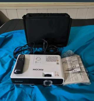 Proyector Ricoh FullHD con mando y bolsa