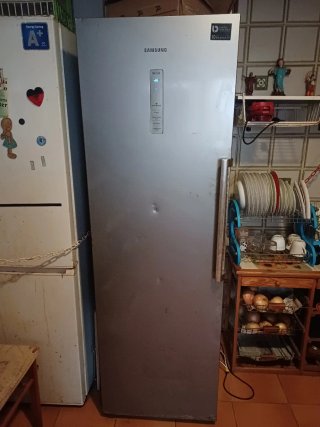 Congelatore con 4 cassetti e 3 ripiani