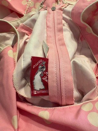 Vestido de gitana rosa con lunares beige.