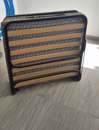 Cama plegable metálica con somier de madera